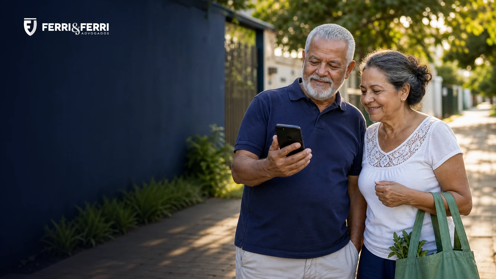 Casal idoso consulta pagamento no celular, representando o 13º salário do INSS em 2026