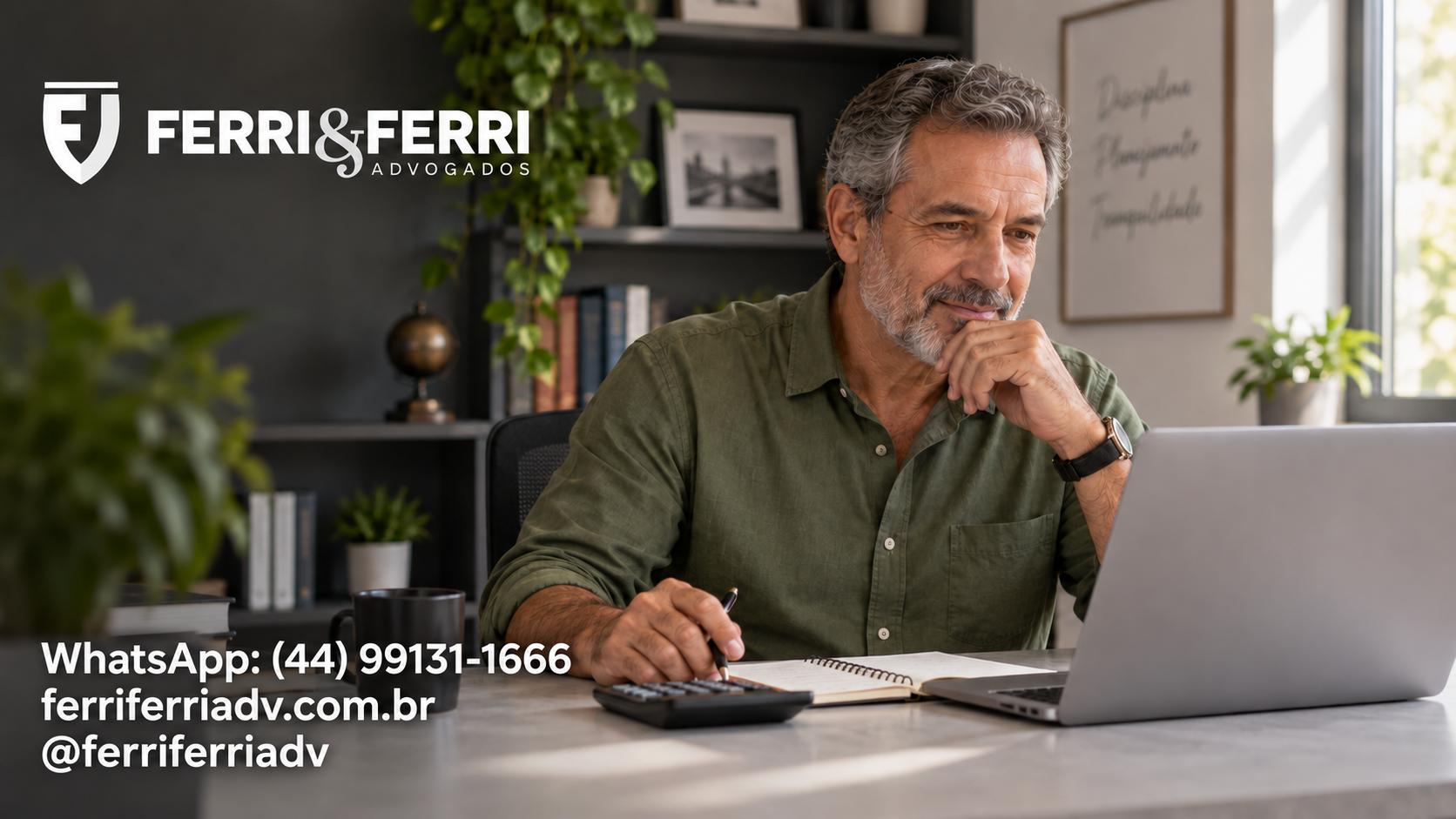 Homem consultando o computador com calculadora e caderno, em cena ilustrativa de planejamento da aposentadoria, com logo branco e contatos da Ferri & Ferri.